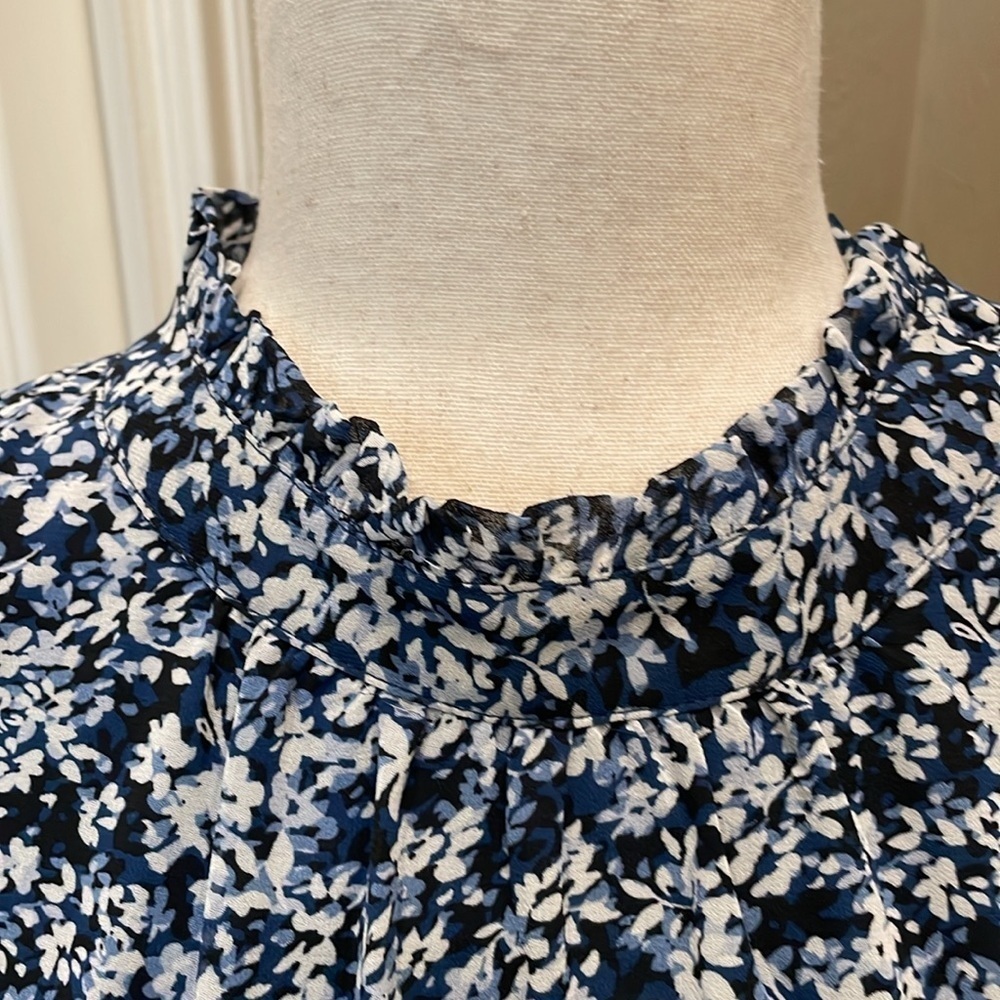 Vince Camuto Floral Print Mock Neck Flutter Sleeve Blouse Navy/W… - Picture 3 of 11